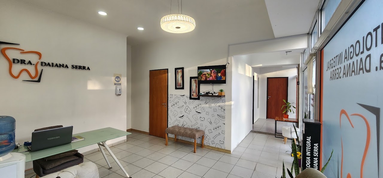 Recepción y sala de espera cálida y luminosa Dra. Daiana Serra